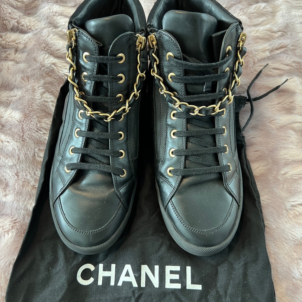 Chanel Black Lambskin Hightop Sneaker in Size 41.   ….…….  ‼️💯AUTHENTIC💯‼️